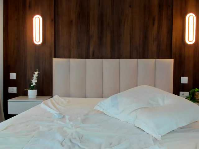 Saradiamond01 live cam on BongaCams