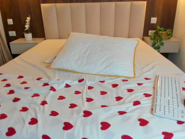Saradiamond01 live cam on BongaCams