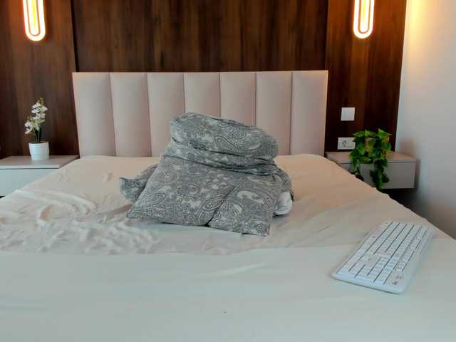 Saradiamond01 live cam on BongaCams