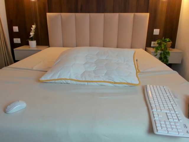 Saradiamond01 live cam on BongaCams