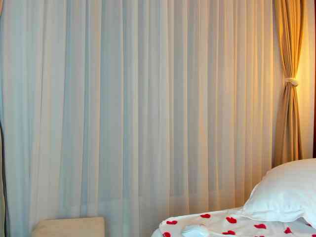 Saradiamond01 webcam