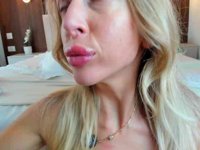 Saradiamond01 webcam