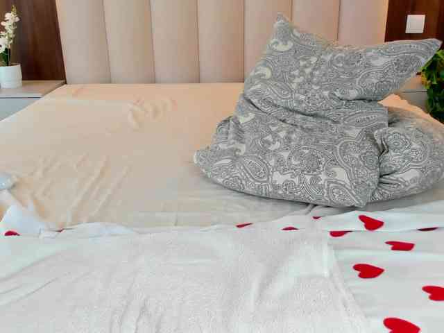 Saradiamond01 Live Webcam on BongaCams