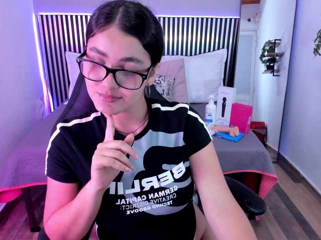 Hanah-Greey live cam on BongaCams