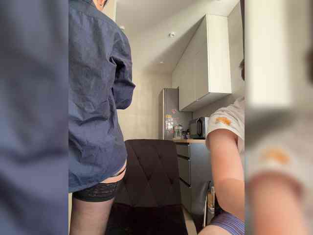 Acest model este live acum. SexyMilf23