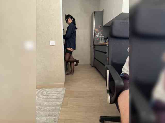This model is live right now. SexyMilf23