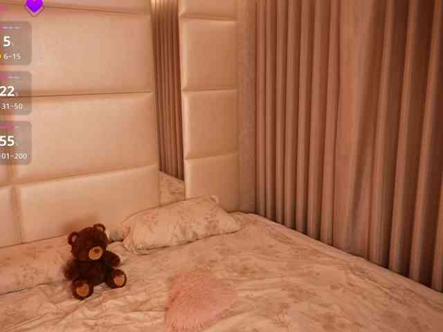 LilyColins webcam