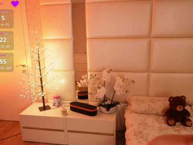 LilyColins webcam
