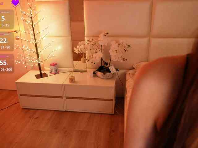 LilyColins webcam