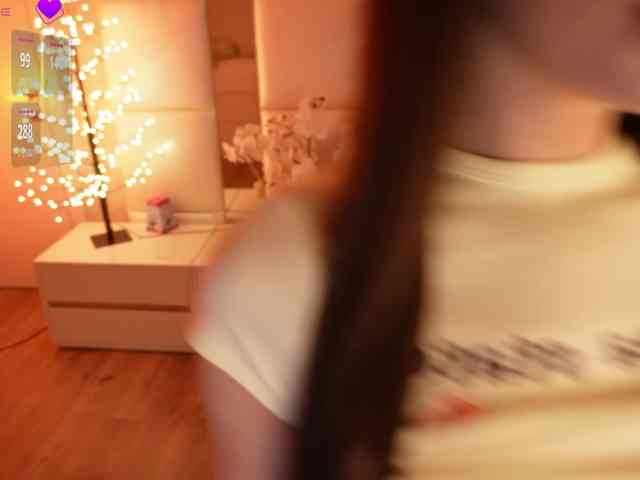 LilyColins webcam