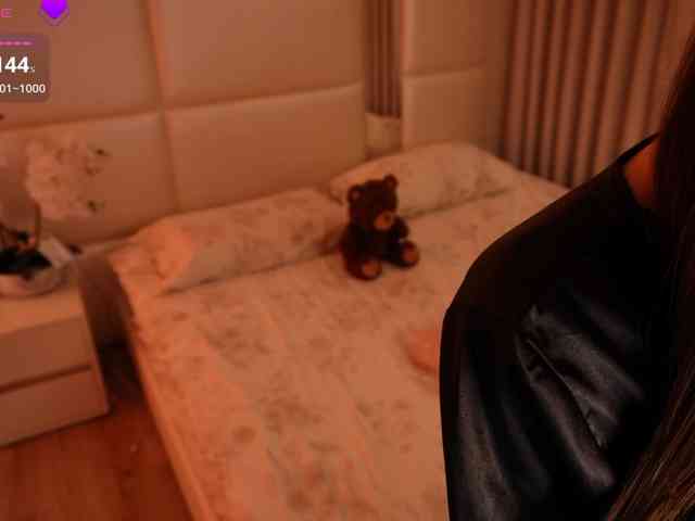 LilyColins webcam