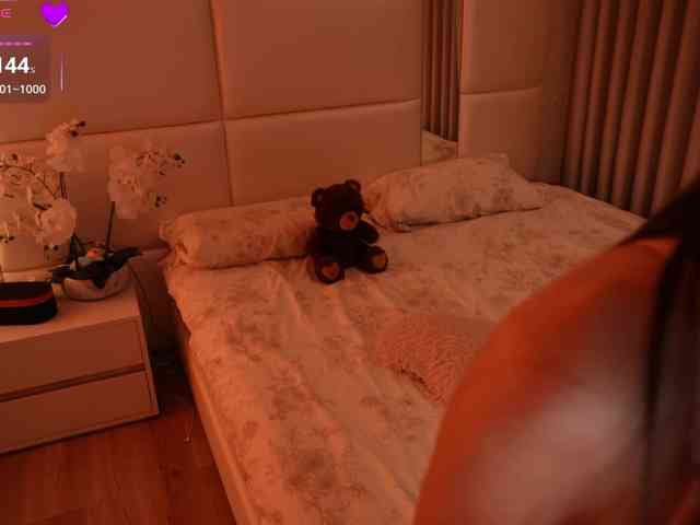 LilyColins webcam