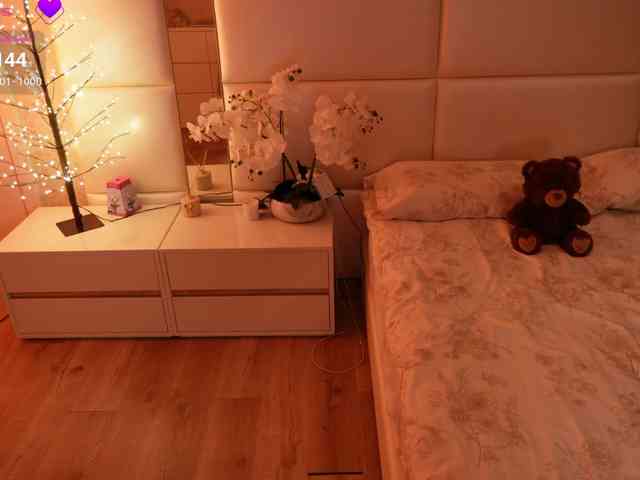 LilyColins webcam