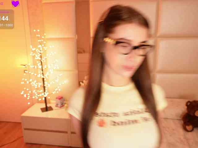 LilyColins webcam