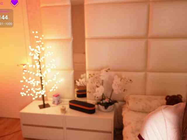 LilyColins webcam