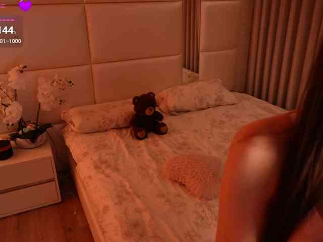 LilyColins webcam