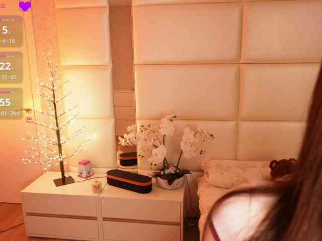 LilyColins webcam