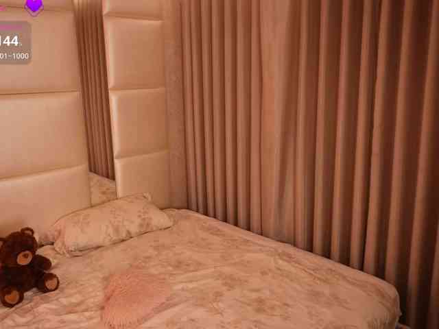 LilyColins webcam