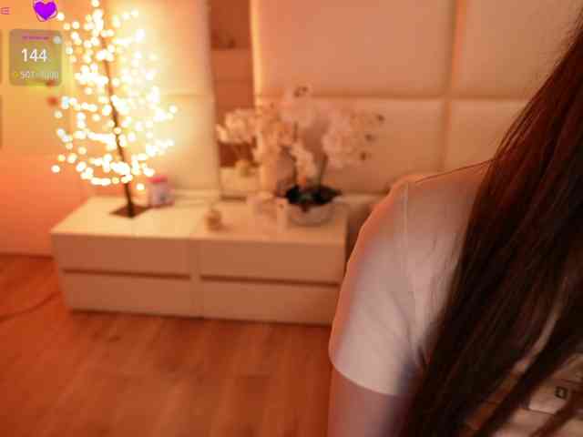 LilyColins webcam
