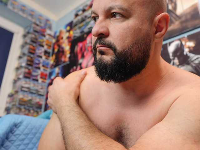 MuscularBear — live male cam