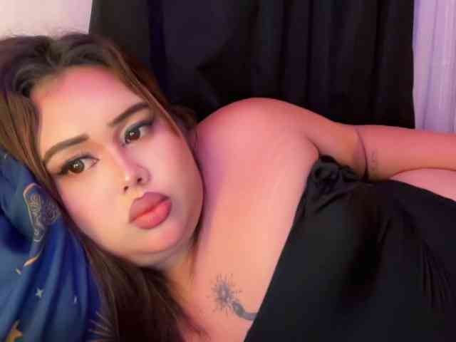 hollyCum