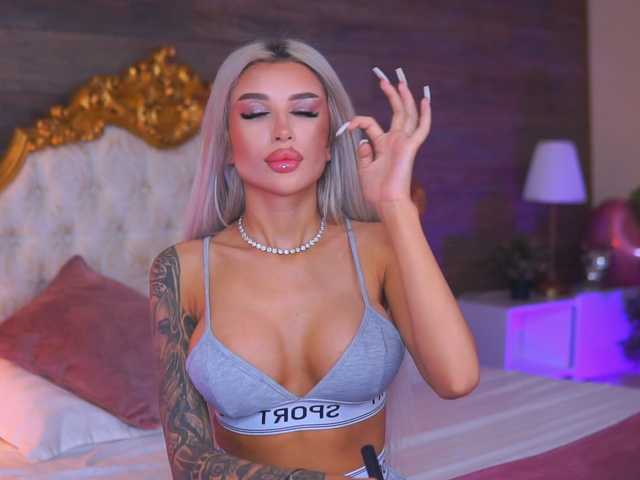 JuicyJessye's BongaCams show and profile