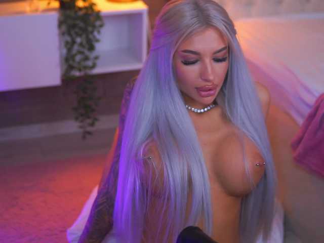 JuicyJessye's BongaCams show and profile