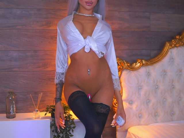 JuicyJessye's BongaCams show and profile