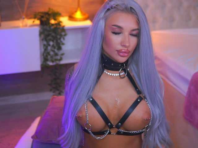 JuicyJessye's BongaCams show and profile