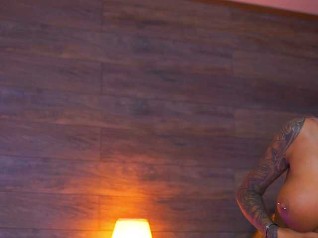 JuicyJessye live cam on BongaCams