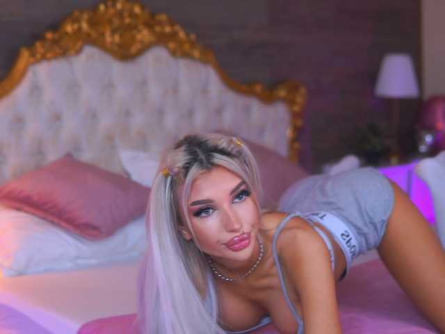 JuicyJessye's BongaCams show and profile
