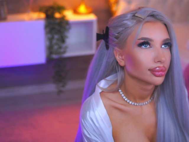 JuicyJessye's BongaCams show and profile