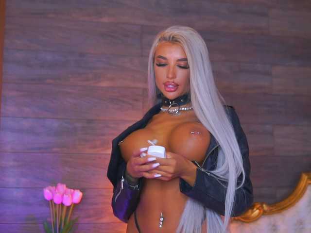 JuicyJessye live cam on BongaCams