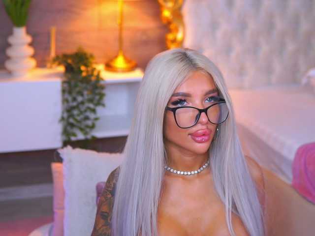 JuicyJessye live webcam show