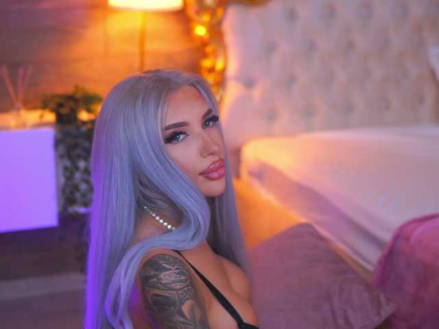 JuicyJessye's BongaCams show and profile