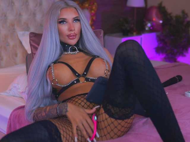 JuicyJessye's BongaCams show and profile