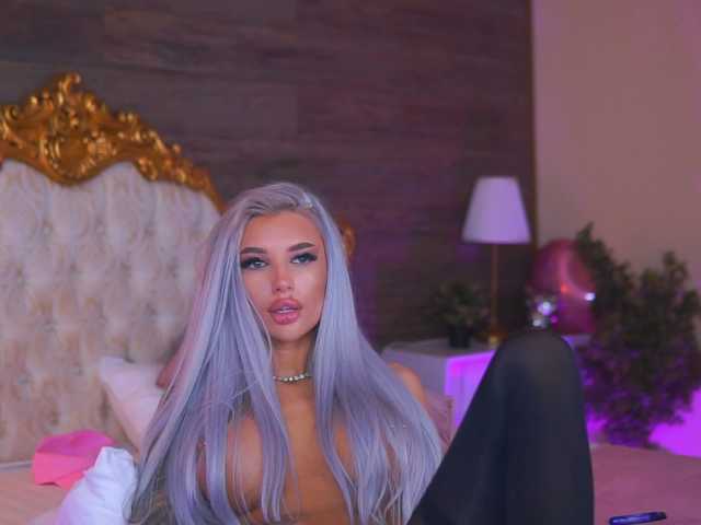 JuicyJessye's BongaCams show and profile