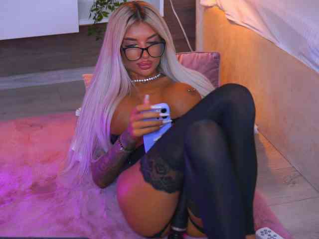 JuicyJessye webcam