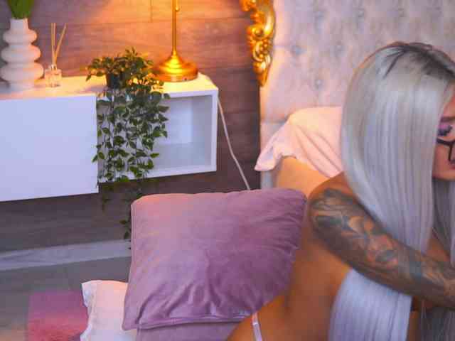JuicyJessye webcam