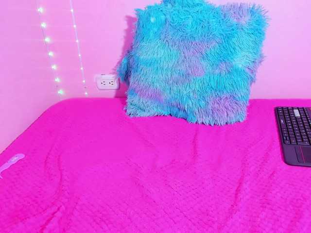 taylorlee Live Cam and Statistics on UnifiedCams