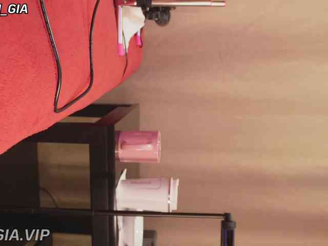 Nikki-Gia webcam