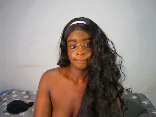 Amara__R1 live cam preview