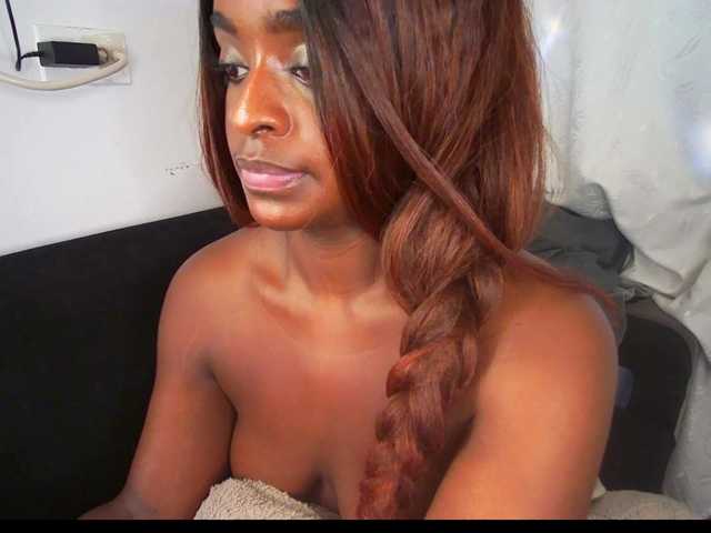 le modèle HannahCox19 est en webcam porno dans un show sur le site bongacams, il possède les tags suivants: Ebony,Redhead,Shaved