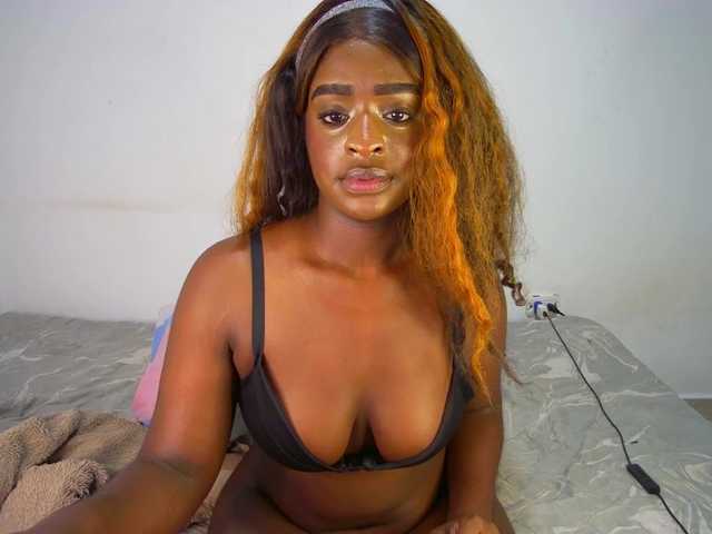 Amara__R1 live cam preview