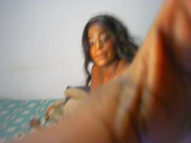 Amara__R1 live cam preview