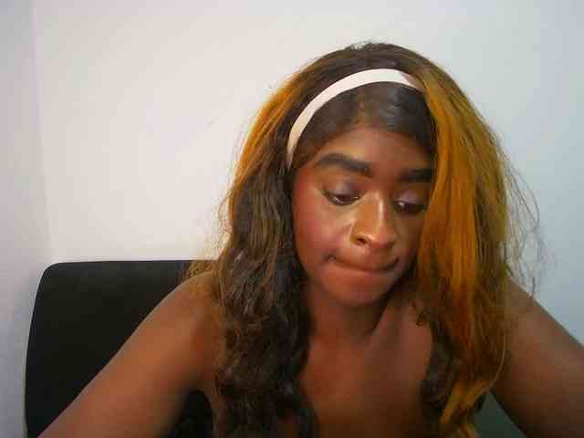 Amara__R1 webcam