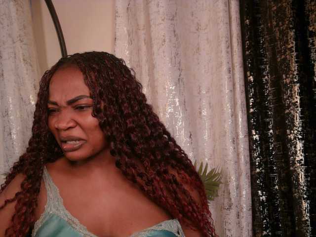 le modèle Mamaapussy est en webcam porno dans un show sur le site bongacams, il possède les tags suivants: Ebony,Brunette,Trimmed
