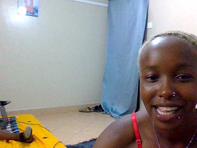 le modèle Mamaapussy est en webcam porno dans un show sur le site bongacams, il possède les tags suivants: Ebony,Brunette,Trimmed