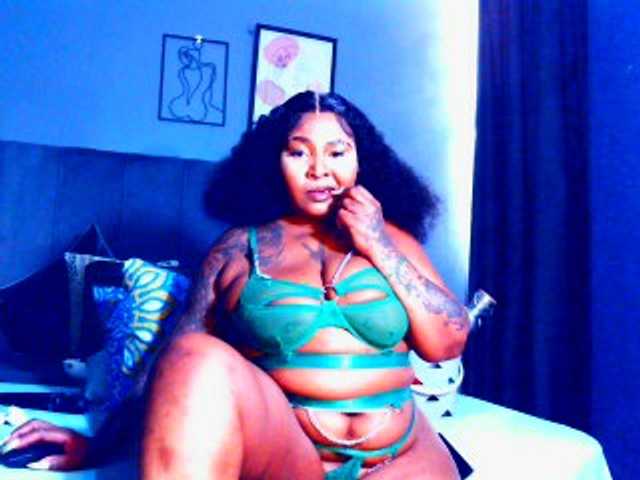 le modèle PearBlu38 est en webcam porno dans un show sur le site bongacams, il possède les tags suivants: Ebony,Brunette,Shaved
