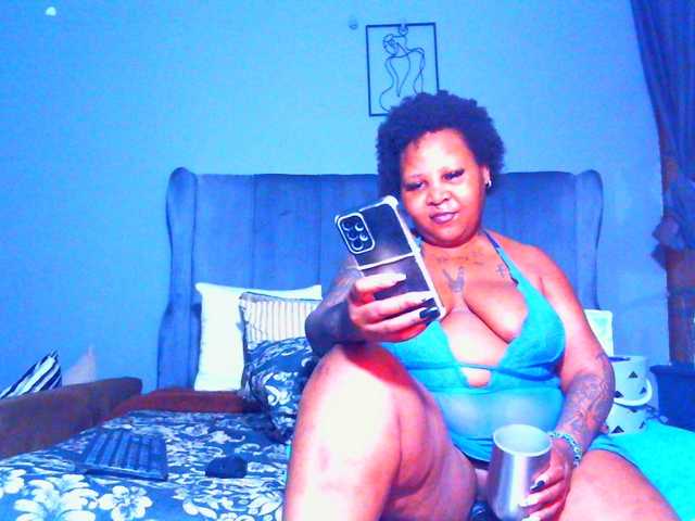 le modèle PearBlu38 est en webcam porno dans un show sur le site bongacams, il possède les tags suivants: Ebony,Redhead,Shaved